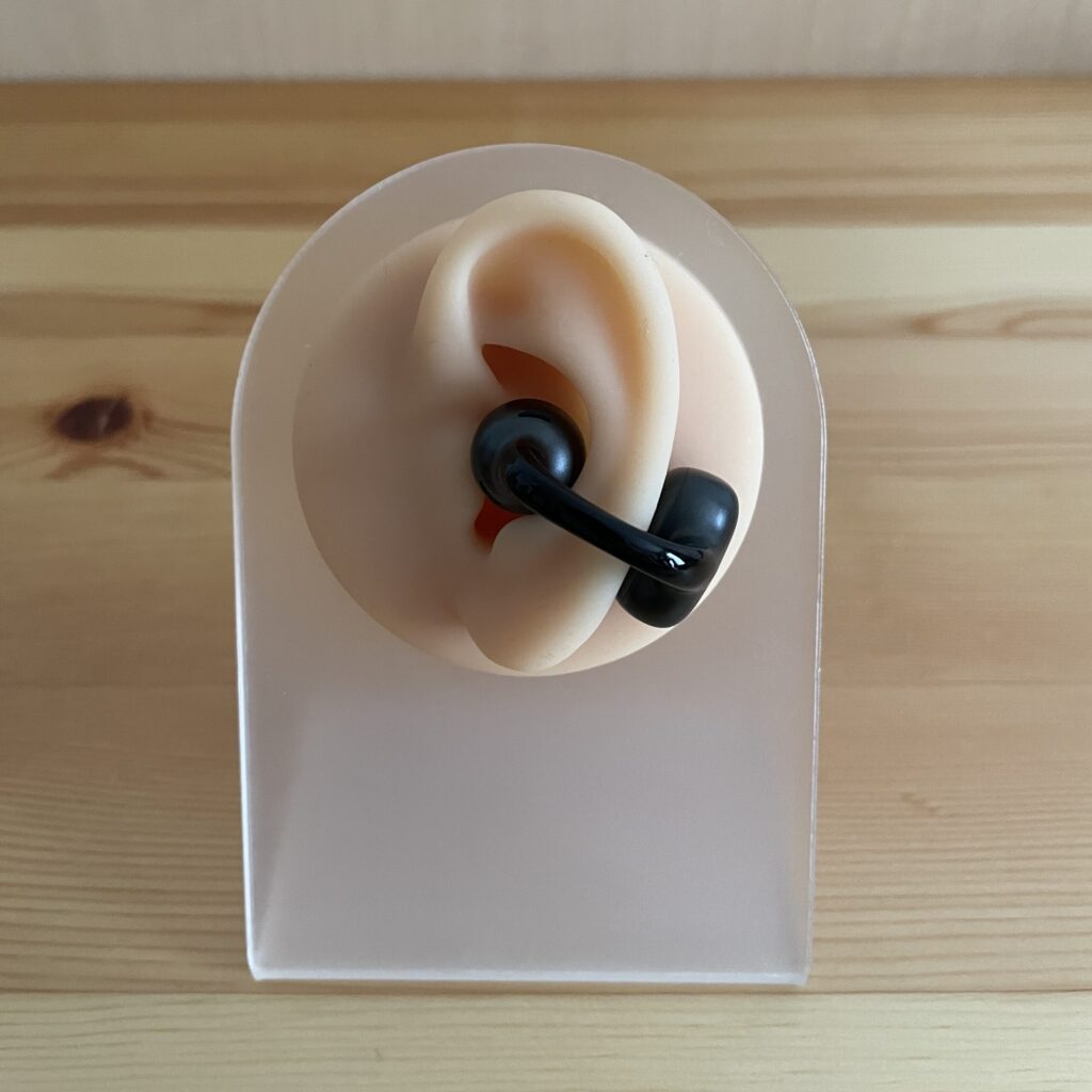 イヤーカフイヤホンの付け方