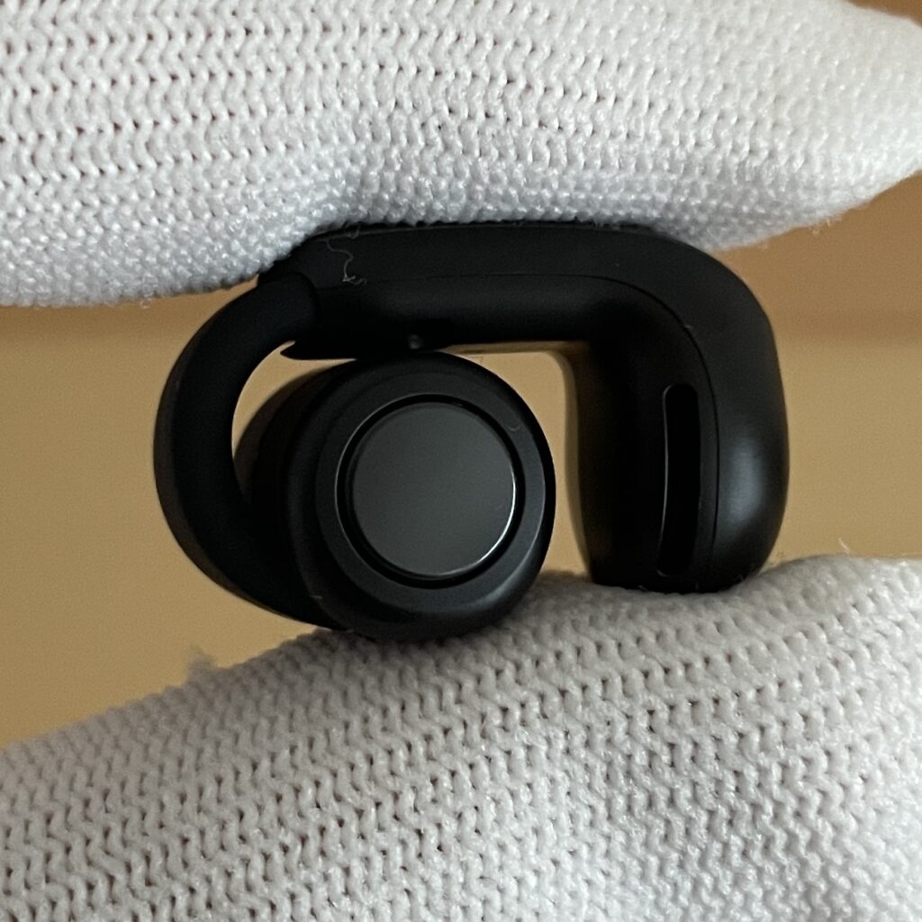 イヤーカフイヤホンの付け方