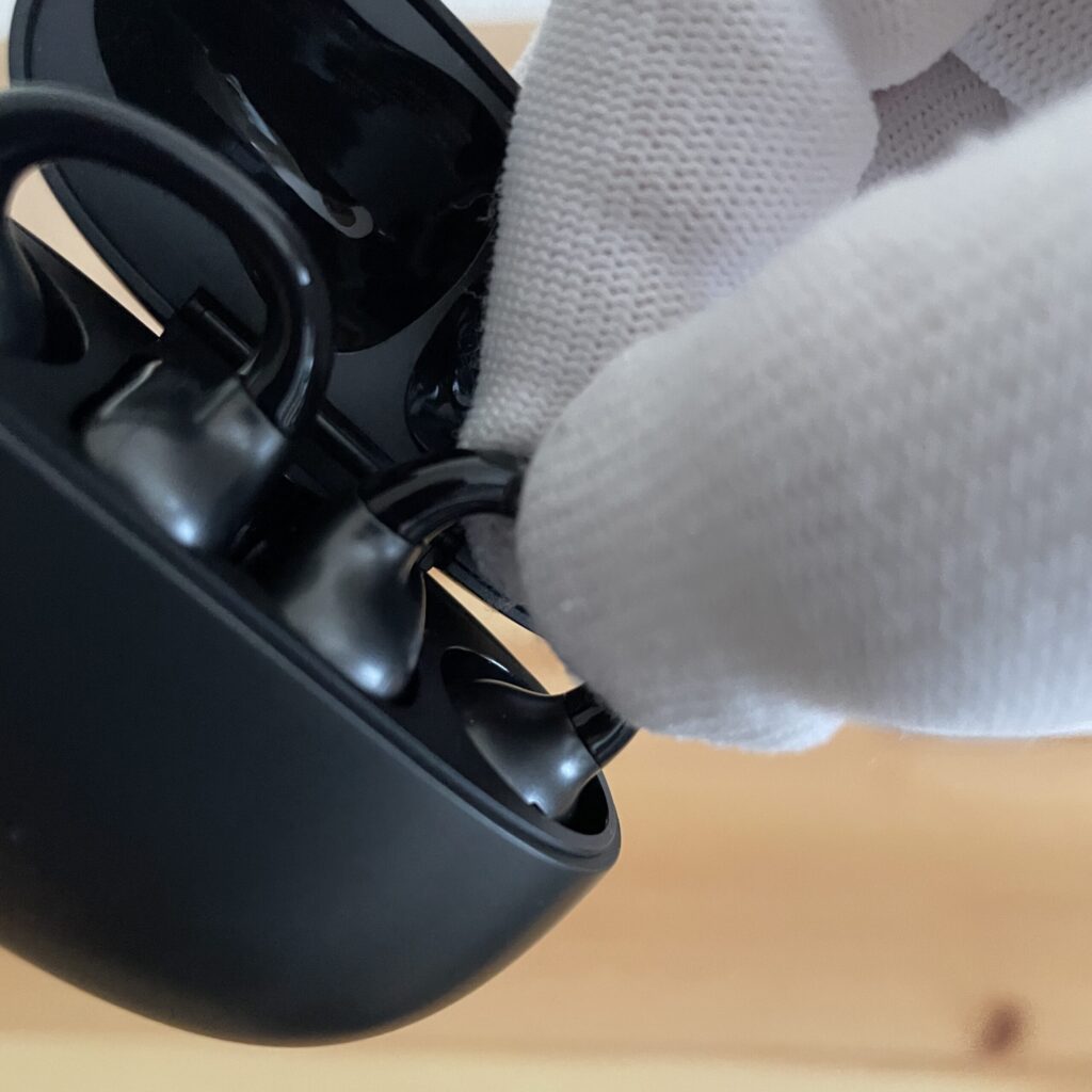 イヤーカフイヤホンの付け方