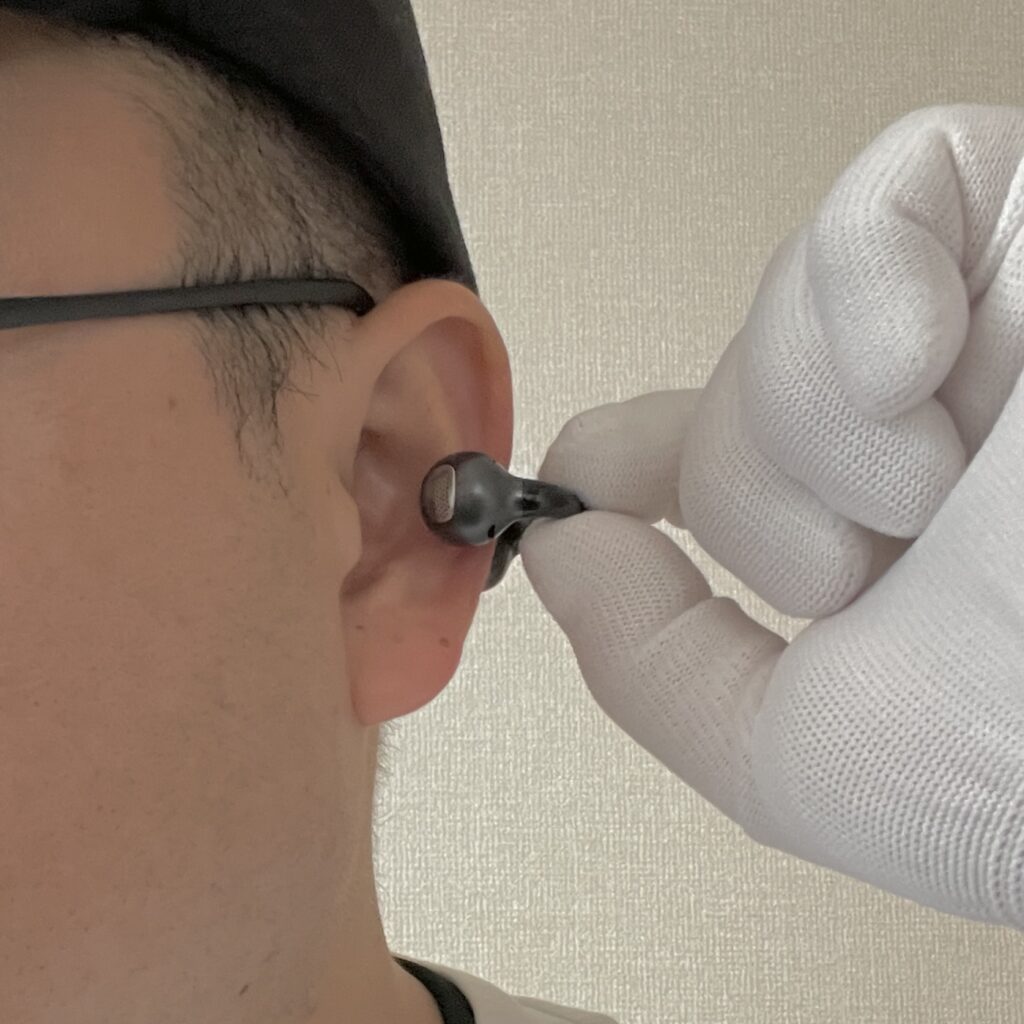 イヤーカフイヤホンの付け方