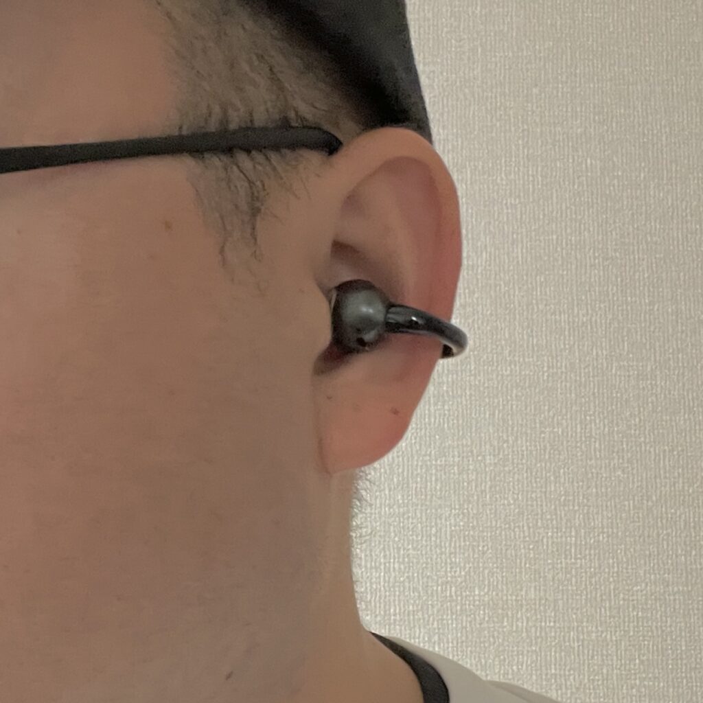 イヤーカフイヤホンの付け方