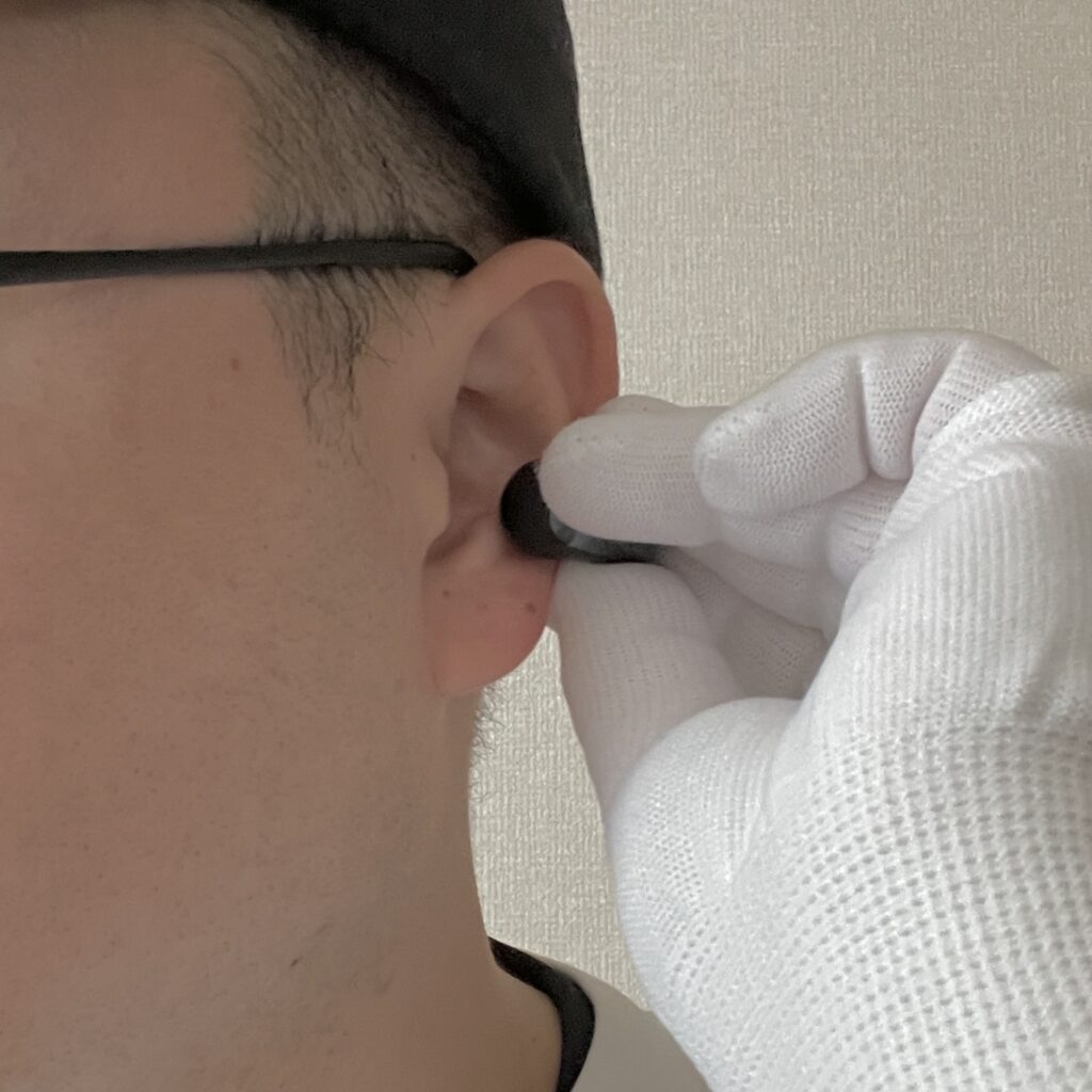 イヤーカフイヤホンの付け方