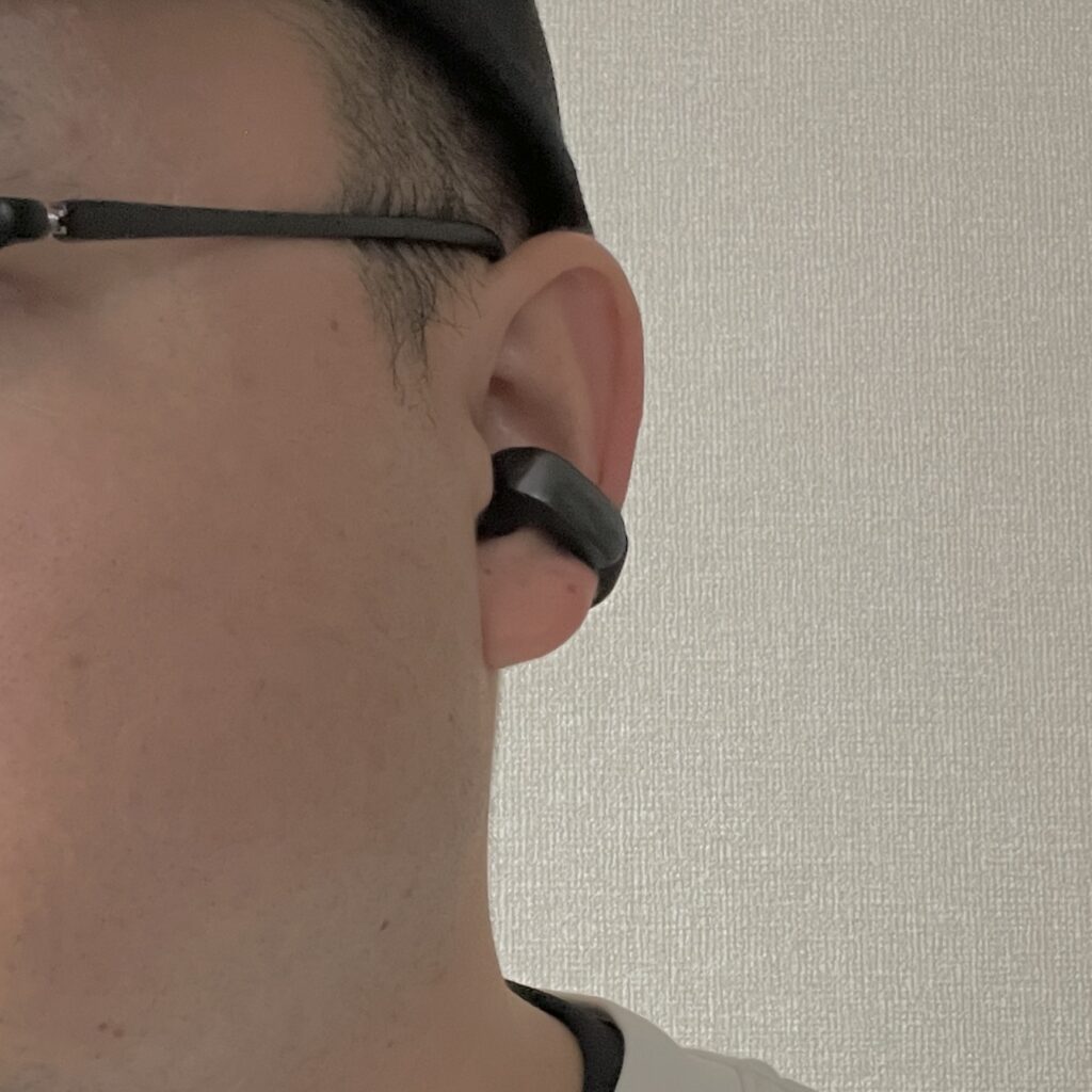 イヤーカフイヤホンの付け方